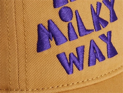 Mini Rodini kasket i beige med broderet milky way tekst