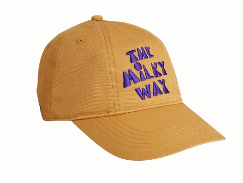 Mini Rodini kasket i beige med milky way broderi set forfra