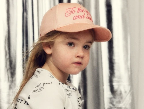 Pige iklædt Mini Rodini kasket i pink med to the moon broderi