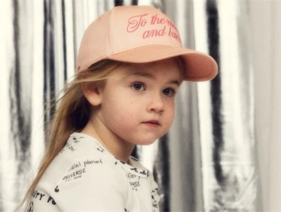 Pige iklædt Mini Rodini kasket i pink med to the moon broderi