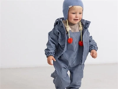 barn iklædt MarMar Oddy regnsæt i blue stripes