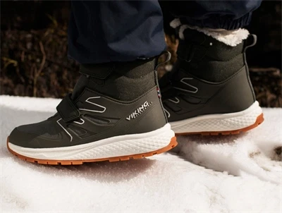 Viking Equip Defence Warm vinterstøvle hunting green med velcro set på barn i sneen