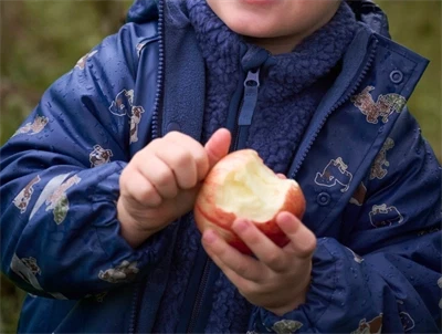 CeLaVi regnsæt i oceania med fleecefoer og hundeprint i brug af barn