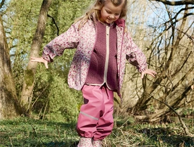 Pige iklædt CeLaVi regnsæt hawthorn rose med bærprint