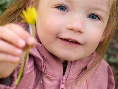 Pige iklædt CeLaVi regnsæt nostalgia rose med glimmer