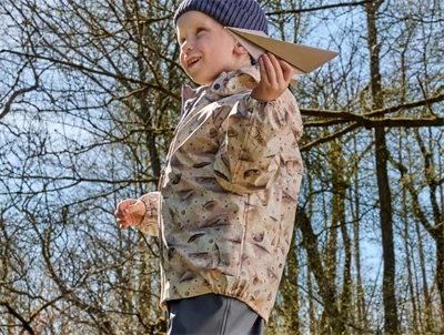 Dreng iklædt CeLaVi regnsæt flint stone med aftagelig hætte