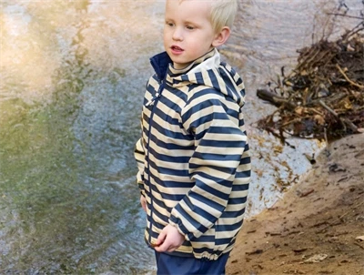 Dreng iført CeLaVi regnsæt oceania med aftagelig hætte