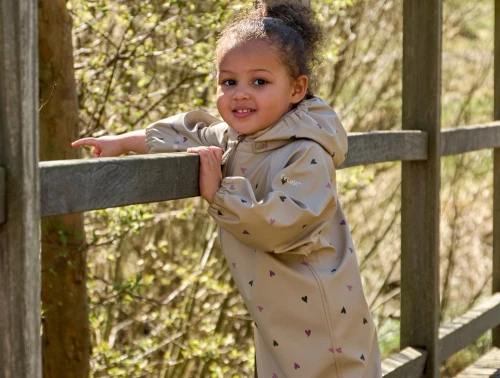 Pige iklædt CeLaVi regndragt white pepper med hjerteprint