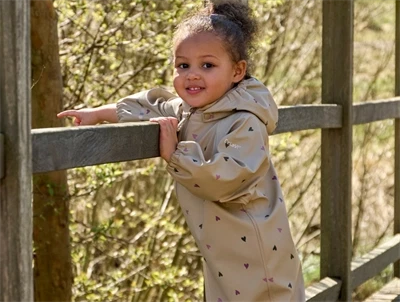 Pige iklædt CeLaVi regndragt white pepper med hjerteprint