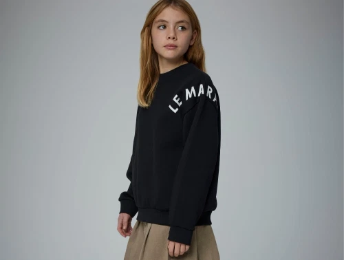 Pige iført Name It sort sweatshirt med print