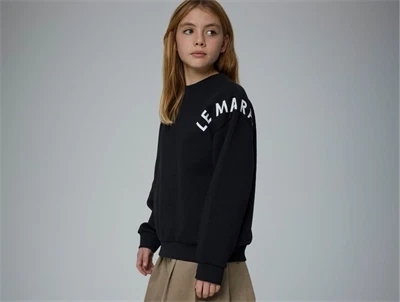 Pige iført Name It sort sweatshirt med print