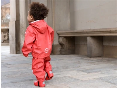 Mikk-line regnsæt cranberry bæres af barn