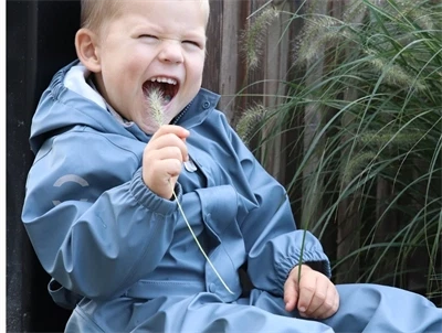 Mikk-line regnsæt strong blue bæres af barn