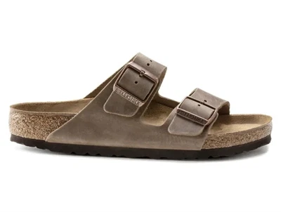 Birkenstock Arizona sandal i brun tabacco brown set fra siden