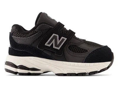 New Balance 2002 børnesneaker i sort med velcrolukning