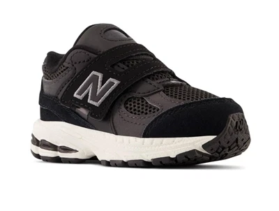 New Balance 2002 børnesneaker i sort med velcrolukning