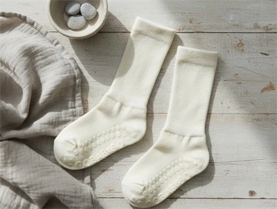 GoBabyGo skridsikre merinouldstrømper råhvid
