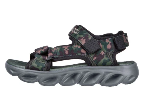 skechers sandal i sort og oliven med camouflageprint og velcrolukning, set fra siden