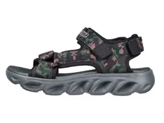 skechers sandal i sort og oliven med camouflageprint og velcrolukning, set fra siden