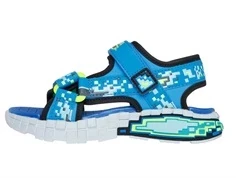 skechers sandal i blå med limefarvede detaljer og pixelmønster, set fra ydersiden