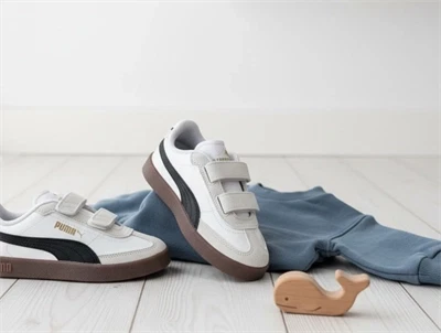 Puma Club II Era V PS sneaker i hvid med sort stribe