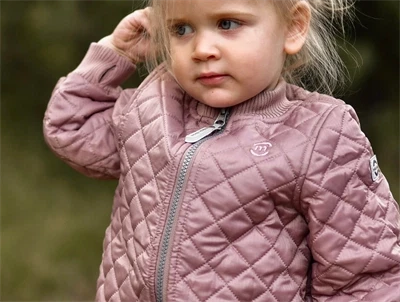 Mikk-Line termosæt i adobe rose med refleks og ribkanter- set på pige