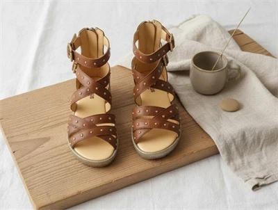 Angulus sandal gladiator cognac med nitter