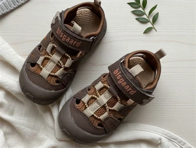 Bisgaard Parker sandal i brun nuance med velcrolukning