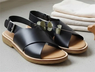 Angulus sort sandal med spænde