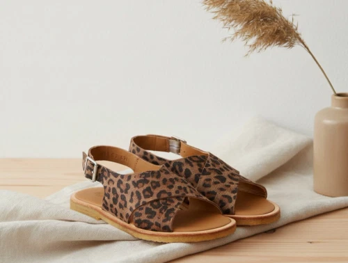 Angulus krydssandal leopard med spænde og åben tå