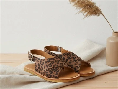 Angulus krydssandal leopard med spænde og åben tå