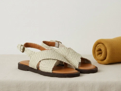 Angulus håndflettet krydssandal i lys beige læder med spænde og åben tå