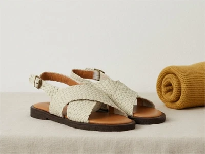 Angulus håndflettet krydssandal i lys beige læder med spænde og åben tå