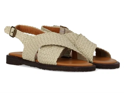 Angulus håndflettet krydssandal i lys beige læder med spænde og åben tå