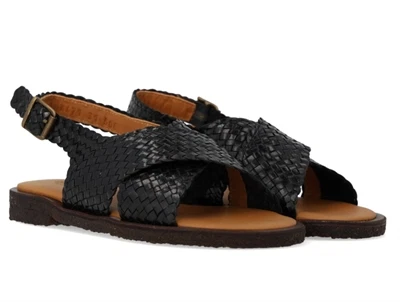 Angulus håndflettet krydssandal sort med spænde og åben tå
