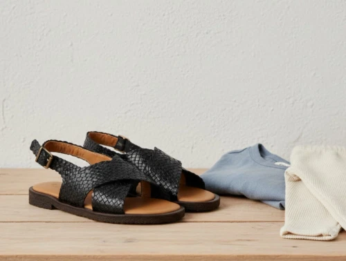 Angulus håndflettet krydssandal sort med spænde og åben tå