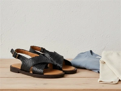 Angulus håndflettet krydssandal sort med spænde og åben tå