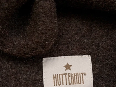 Nærbillede af Huttelihut elefanthue mørkebrun melange med ribkant