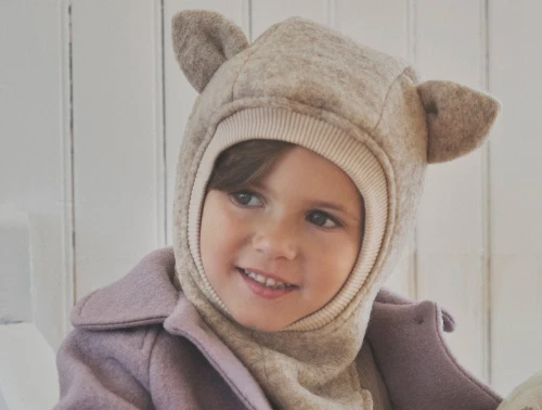 Huttelihut balaclava camel melange med bjørneører set forfra på barn