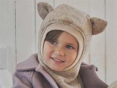 Huttelihut balaclava camel melange med bjørneører set forfra på barn