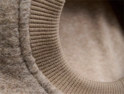 Nærbillede af Huttelihut balaclava camel melange ved ansigtsåbning