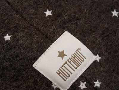 Huttelihut elefanthue dark brown melange med stjernebroderi og logomærke