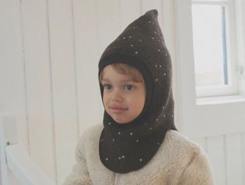 Huttelihut elefanthue dark brown melange med stjernebroderi brugt af barn