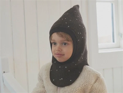 Huttelihut elefanthue dark brown melange med stjernebroderi brugt af barn