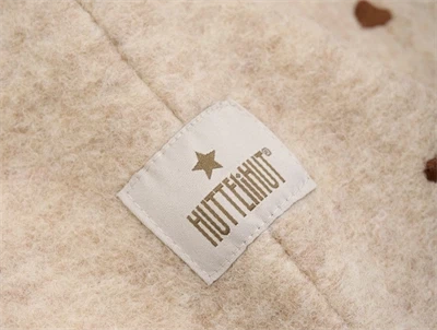 Huttelihut elefanthue sand melange med hjertebroderi og logomærke