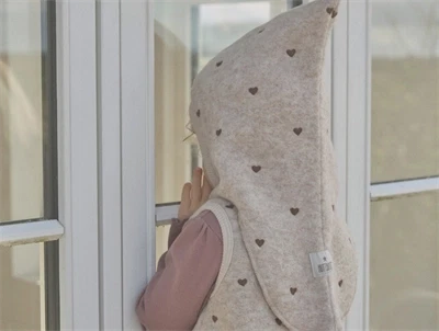 Huttelihut elefanthue sand melange med hjertebroderi brugt af barn