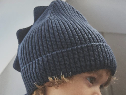 Huttelihut beanie turbulence med dino-detalje i brug på barn