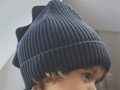 Huttelihut beanie turbulence med dino-detalje i brug på barn