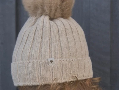 Huttelihut hue sand melange med pelskvast