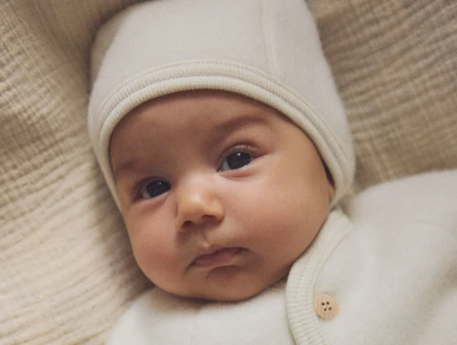 HUTTEliHUT hue i råhvid nuance på baby